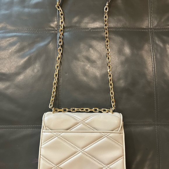 Michael Kors Cream Quilted Shoulder Bag with Gold Chain - Picture 2 of 4